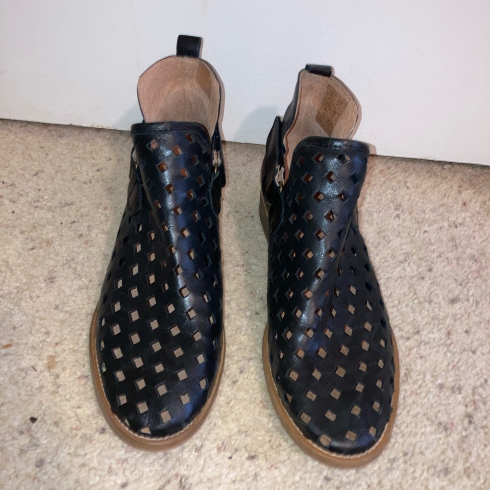 Beautiful Anthropologie Boots size 7